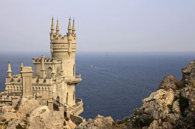 Крым стал пилотной площадкой для реализации проекта из-за высокого туристического потенциала территории и отсутствия там единой системы обращения с ТКО.