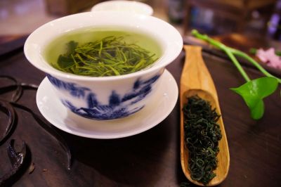 Именно зеленый чай содержит антиоксидант, который блокирует молекулы, повреждающие суставы.