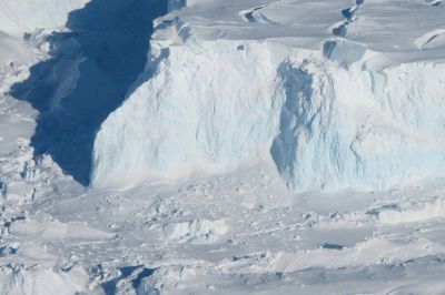 Ледниковые щиты Антарктиды и Гренландии, как и ледовые шапки в Гималаях, тают быстрее всех прогнозов. Фото: nasa.gov.