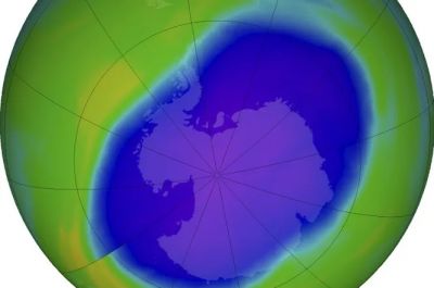 На этом изображении NASA в условных цветах синим и фиолетовым показана дыра в озоновом слое над Антарктидой. NASA. 5 октября 2022 года.
