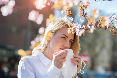 Период, когда в воздухе появляется пыльца растений-аллергенов, становится настоящим испытанием для людей, страдающих от сезонной аллергии.