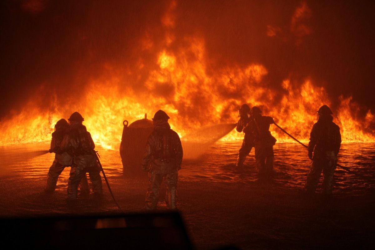Первыми в борьбу с огнем и в борьбу за жизнь людей вступают пожарные