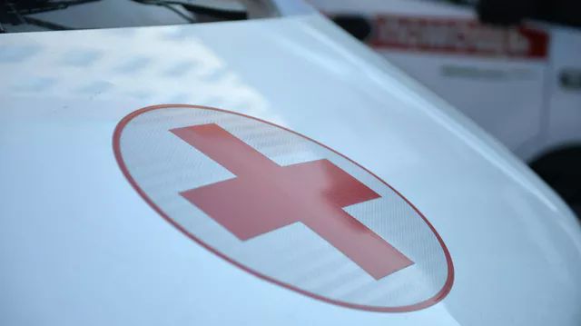 Красный крест на автомобиле скорой медицинской помощи. Архивное фото РИА Новости / Павел Лисицын