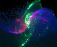 Галактика М106. Синим цветом отмечены \"аномальные\" галактические рукава. Фото: NASA