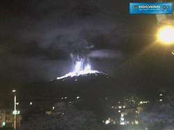Извержение вулкана Галерас. Кадр видеозаписи с сайта ingeominas.gov.co