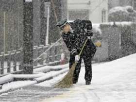 Сильный снегопад обрушился на Токио. Фото: AFP