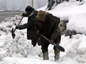 Огромные массы снега обрушились на плотно застроенный участок горного склона в поселке Гулаббагх. Фото: NEWSru.com
