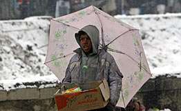 Замерзающие афганцы едят фуражный корм из-за нехватки продовольствия. Фото: РИА Новости