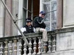 Активист &quot;Sea Shepherd&quot; на балконе посольства Японии в Лондоне. Фото AFP