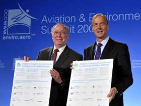 Президенты компаний Boeing и Airbus на саммите &quot;Авиация и окружающая среда&quot;. Фото AFP
