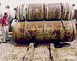 Типовое хранение гексафторида урана. Стальные контейнеры подвержены коррозии. Источник: web.ead.anl.gov