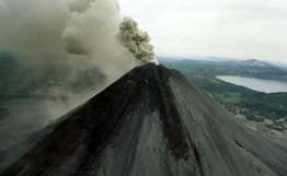 Извержение вулкана Чикурачки на Курилах не угрожает населенным пунктам. Фото: РИА Новости