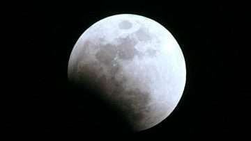 Индийцы смогут наблюдать в воскресенье частичное затмение Луны. Фото: РИА Новости