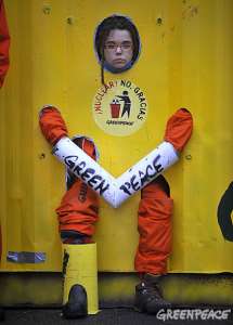 Активисты Гринпис установили у главного входа АЭС большой контейнер, внутри которого «забаррикадировались» 10 участников кампании «Я – против атомной энергии». Фото: © Greenpeace / Mario Gomez