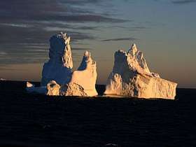 Айсберги у берегов Гренландии. Фото пользователя Mila Zinkova с сайта wikipedia.org