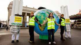 Энергосберегающие лампы охраняли в Москве &quot;земной шар&quot; Гринпис. Фото: www.greenpeace.org