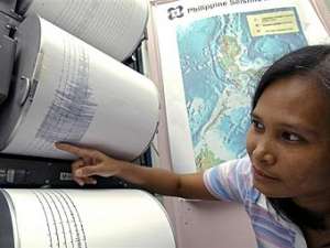 Филиппинский метеоролог с показаниями сейсмографа. Архивное фото ©AFP