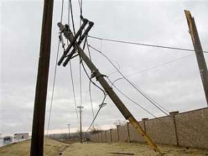 Поваленный ветром столб линии электропередач в США. Фото ©AP