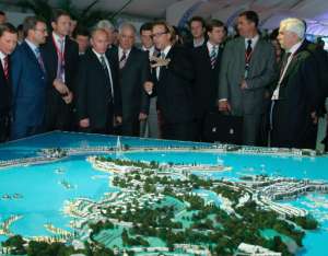 В.В.Путина знакомят с планом строительства в Сочи. Фото: http://www.ruvr.ru