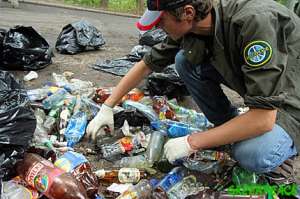 Волонтеры Гринпис разделяют мусор, собранный во время акции по уборке заказника &quot;Воробьевы горы&quot;. Фото: Greenpeace / Вадим Кантор