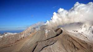 Вулкан Шивелуч на Камчатке выбросил столб пепла на высоту 4 километра. Фото: РИА Новости