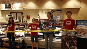 Активисты &quot;Гринпис&quot; пятый день &quot;терроризируют&quot; супермаркеты в Канаде. Фото: РИА Новости