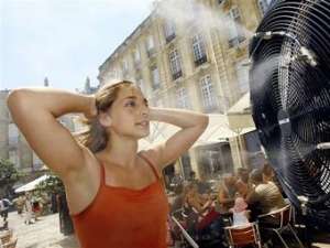 Жительница Бордо спасается от жары. Фото AFP