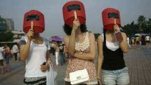 Китайцы наблюдают за солнечным затмением. Фото: РИА Новости