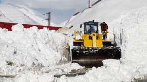 Расчистка снежных завалов и принудительный спуск лавин на Транскавказской автомагистрали. Фото: РИА Новости