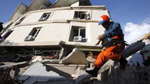 Спасатели из Японии во время осмотра завалов в индонезийском городе Паданг на Суматре. Фото: РИА Новости