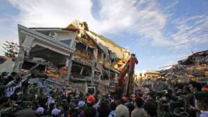 Медики в Индонезии дезинфицируют пострадавшие от землетрясения районы. Фото: РИА Новости