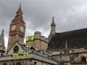 Активисты &quot;Гринпис&quot; на здании британского парламента. Фото ©AFP