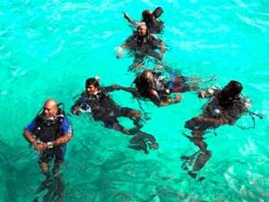 Члены кабмина Мальдив репетируют заседание под водой. Фото ©AP