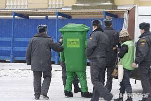 Неравнодушные к раздельному сбору сотрудники милиции посчитали ходячий мусорный бак «нарушением правопорядка» и прямо с площади забрали его в 79 отделение. Фото: Greenpeace