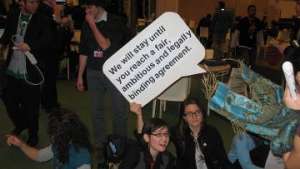 Сидячая акция протеста на климатической конференции ООН в Копенгагене. Фото: РИА Новости