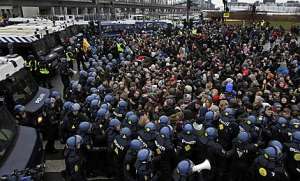 Столкновение климатических активистов и полиции перед зданием Белла центра в Копенгагене. Фото: Greenpeace