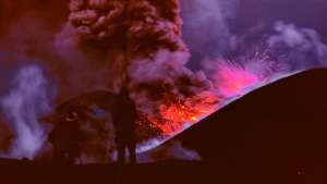 Вулкан Майон на Филиппинах выбросил трехкилометровый язык лавы. Фото: РИА Новости