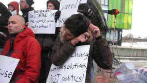 Активисты молодежных экологических организаций бреют головы у здания Белла-центра в Копенгагене в знак стыда за провал климатического саммита ООН. Фото: РИА Новости