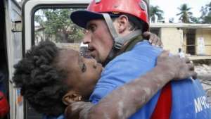 Российские спасатели освобождают ребенка из-под завалов на Гаити. Фото: РИА Новости