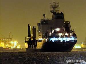 Судно &quot;Капитан Куроптев&quot; заходит в грузовой порт Санкт-Петербурга с грузом гексафторида урана на борту. Фото: Greenpeace