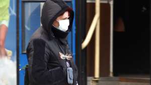 Женщина в защитной маске. Фото: РИА Новости