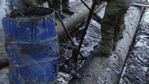 Устранение разлива нефти. Архив РИА Новости