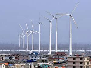 По данным Глобального совета по ветроэнергетике, мощность построенных в 2009 году ветряных электростанций превышает мощность 25 крупных ядерных реакторов. Фото: http://reuters.com/