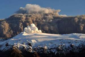 Вулкан Эйяфьятлайокудль извергается с новой силой (фото: universetoday.com)