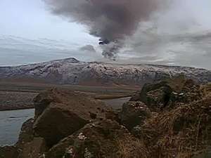 Заснеженные вершины вулканов как будто вросли в бесконечную тундру, устланную мхом. Лава пощадила дома жителей Исландии, лишь пепел окрасил их земли чёрным. Фото: Веси.Ru