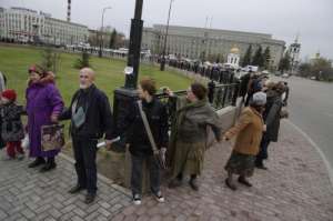 Участники взялись за руки в знак того, что они готовы защитить Байкал живой стеной. Фото Игоря Огородникова с сайта http://www.discoverbaikal.ru