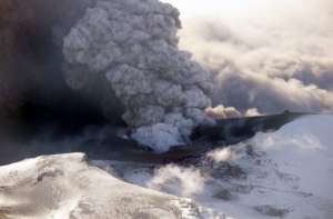 Исландский вулкан Эйяфьятлайокудль. Фото: http://www.segodnya.ua