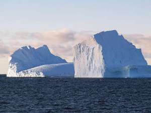 Плавучие льды у берегов Антарктиды. Фото NASA