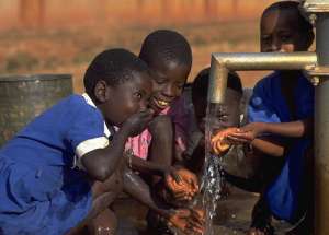 Питьевая вода в Африке. Фото: http://weblinks.ru