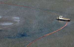 Разлив нефти. Фото: http://www.niros.ru